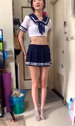 冒充一起上学吧节目导演,假借招收节目主持人为由,忽悠学生妹脱光衣服,学妹说有点不习惯,有点尴尬 截图2