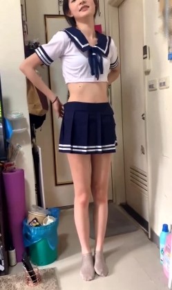 冒充一起上学吧节目导演,假借招收节目主持人为由,忽悠学生妹脱光衣服,学妹说有点不习惯,有点尴尬 截图3