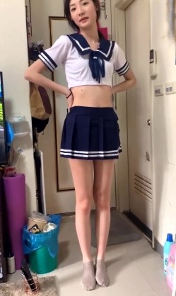 冒充一起上学吧节目导演,假借招收节目主持人为由,忽悠学生妹脱光衣服,学妹说有点不习惯,有点尴尬 截图4