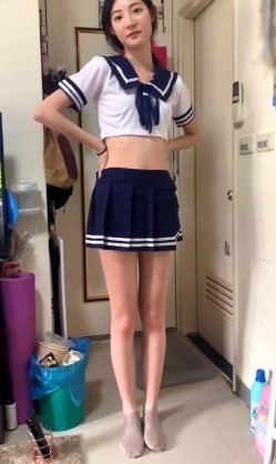 冒充一起上学吧节目导演,假借招收节目主持人为由,忽悠学生妹脱光衣服,学妹说有点不习惯,有点尴尬 截图5