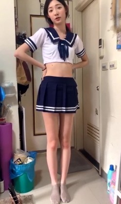 冒充一起上学吧节目导演,假借招收节目主持人为由,忽悠学生妹脱光衣服,学妹说有点不习惯,有点尴尬 截图6