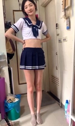 冒充一起上学吧节目导演,假借招收节目主持人为由,忽悠学生妹脱光衣服,学妹说有点不习惯,有点尴尬 截图8