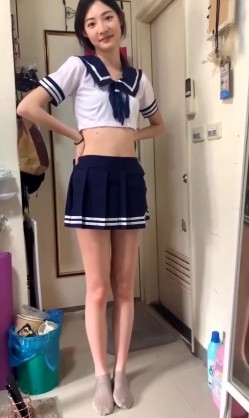 冒充一起上学吧节目导演,假借招收节目主持人为由,忽悠学生妹脱光衣服,学妹说有点不习惯,有点尴尬 截图9