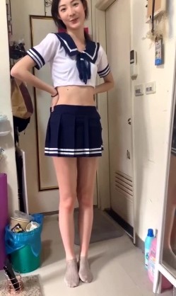 冒充一起上学吧节目导演,假借招收节目主持人为由,忽悠学生妹脱光衣服,学妹说有点不习惯,有点尴尬 截图10