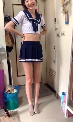 冒充一起上学吧节目导演,假借招收节目主持人为由,忽悠学生妹脱光衣服,学妹说有点不习惯,有点尴尬 截图11