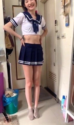 冒充一起上学吧节目导演,假借招收节目主持人为由,忽悠学生妹脱光衣服,学妹说有点不习惯,有点尴尬 截图12