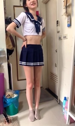 冒充一起上学吧节目导演,假借招收节目主持人为由,忽悠学生妹脱光衣服,学妹说有点不习惯,有点尴尬 截图13