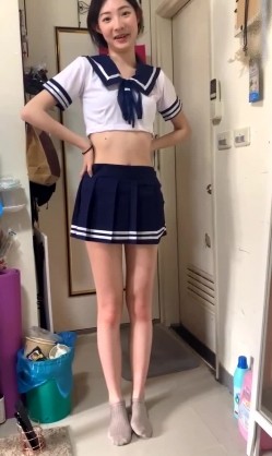 冒充一起上学吧节目导演,假借招收节目主持人为由,忽悠学生妹脱光衣服,学妹说有点不习惯,有点尴尬 截图14