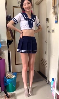 冒充一起上学吧节目导演,假借招收节目主持人为由,忽悠学生妹脱光衣服,学妹说有点不习惯,有点尴尬 截图15