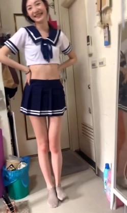 冒充一起上学吧节目导演,假借招收节目主持人为由,忽悠学生妹脱光衣服,学妹说有点不习惯,有点尴尬 截图16