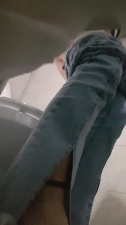 高手潜入夜店躲藏女厕障碍物做掩护现场实拍各种丝袜蕾丝内裤大长腿美眉方便气质不输明星美女先吐后尿 截图1