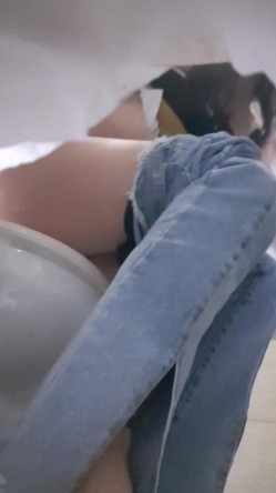 高手潜入夜店躲藏女厕障碍物做掩护现场实拍各种丝袜蕾丝内裤大长腿美眉方便气质不输明星美女先吐后尿 截图2