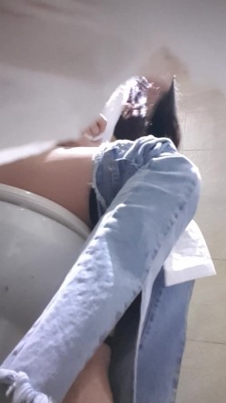 高手潜入夜店躲藏女厕障碍物做掩护现场实拍各种丝袜蕾丝内裤大长腿美眉方便气质不输明星美女先吐后尿 截图3