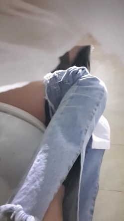 高手潜入夜店躲藏女厕障碍物做掩护现场实拍各种丝袜蕾丝内裤大长腿美眉方便气质不输明星美女先吐后尿 截图5