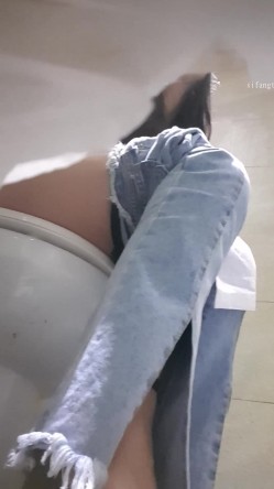 高手潜入夜店躲藏女厕障碍物做掩护现场实拍各种丝袜蕾丝内裤大长腿美眉方便气质不输明星美女先吐后尿 截图6