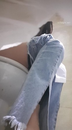 高手潜入夜店躲藏女厕障碍物做掩护现场实拍各种丝袜蕾丝内裤大长腿美眉方便气质不输明星美女先吐后尿 截图7