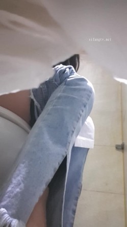 高手潜入夜店躲藏女厕障碍物做掩护现场实拍各种丝袜蕾丝内裤大长腿美眉方便气质不输明星美女先吐后尿 截图8