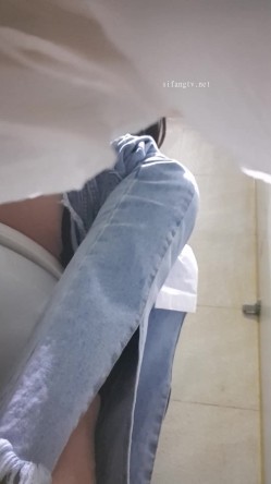 高手潜入夜店躲藏女厕障碍物做掩护现场实拍各种丝袜蕾丝内裤大长腿美眉方便气质不输明星美女先吐后尿 截图9