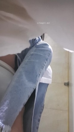 高手潜入夜店躲藏女厕障碍物做掩护现场实拍各种丝袜蕾丝内裤大长腿美眉方便气质不输明星美女先吐后尿 截图10
