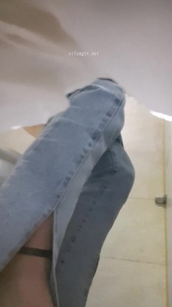 高手潜入夜店躲藏女厕障碍物做掩护现场实拍各种丝袜蕾丝内裤大长腿美眉方便气质不输明星美女先吐后尿 截图11