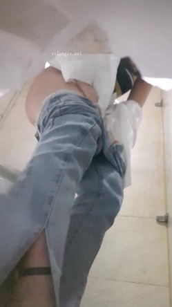 高手潜入夜店躲藏女厕障碍物做掩护现场实拍各种丝袜蕾丝内裤大长腿美眉方便气质不输明星美女先吐后尿 截图12