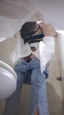 高手潜入夜店躲藏女厕障碍物做掩护现场实拍各种丝袜蕾丝内裤大长腿美眉方便气质不输明星美女先吐后尿 截图13