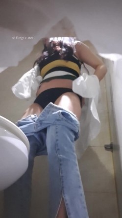 高手潜入夜店躲藏女厕障碍物做掩护现场实拍各种丝袜蕾丝内裤大长腿美眉方便气质不输明星美女先吐后尿 截图14