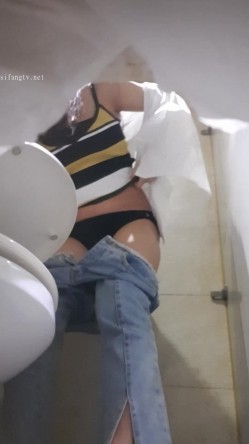 高手潜入夜店躲藏女厕障碍物做掩护现场实拍各种丝袜蕾丝内裤大长腿美眉方便气质不输明星美女先吐后尿 截图15