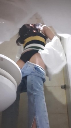 高手潜入夜店躲藏女厕障碍物做掩护现场实拍各种丝袜蕾丝内裤大长腿美眉方便气质不输明星美女先吐后尿 截图16