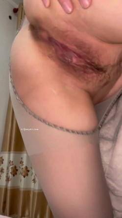 PUA大神【受肉完犊子】VIP福利，操控举牌，超多反差学生小母狗，紫薇裸舞，有露脸 截图11