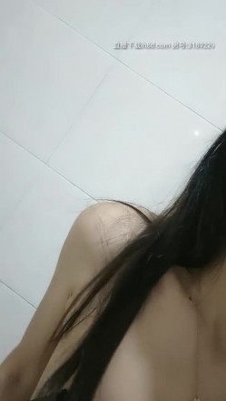 很正点的妹子原来是个奶妈，穿上裙子逼里塞个跳弹出门车上勾引大哥，奶水挤在鸡巴上舔弄让大哥喝奶 截图2