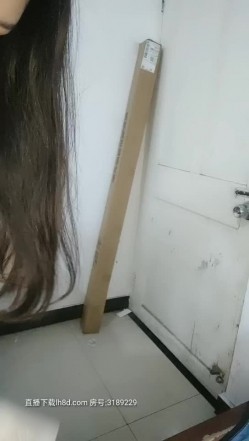 很正点的妹子原来是个奶妈，穿上裙子逼里塞个跳弹出门车上勾引大哥，奶水挤在鸡巴上舔弄让大哥喝奶 截图5
