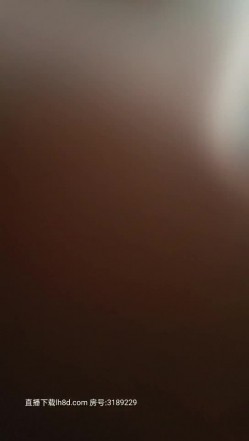很正点的妹子原来是个奶妈，穿上裙子逼里塞个跳弹出门车上勾引大哥，奶水挤在鸡巴上舔弄让大哥喝奶 截图7
