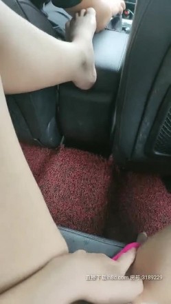 很正点的妹子原来是个奶妈，穿上裙子逼里塞个跳弹出门车上勾引大哥，奶水挤在鸡巴上舔弄让大哥喝奶 截图8