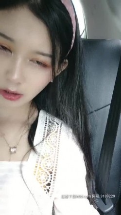 很正点的妹子原来是个奶妈，穿上裙子逼里塞个跳弹出门车上勾引大哥，奶水挤在鸡巴上舔弄让大哥喝奶 截图9