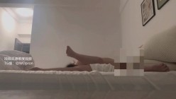 微胖女友共享、爱穿JK3P粉丝活动一场接一场「乖乖妻」婚纱露出，3P活动单男分享内射丈夫继续刷锅，一旁是熟睡的丈夫 截图8