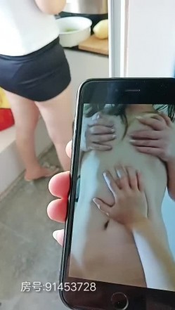 后妈好骚啊看黄片受不了勾搭在做饭的后妈，齐逼短裙摸她奶子撩她短裙，按着头让她给口交，掏出大鸡巴直接后入 截图1
