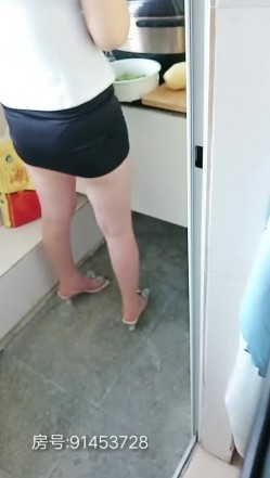 后妈好骚啊看黄片受不了勾搭在做饭的后妈，齐逼短裙摸她奶子撩她短裙，按着头让她给口交，掏出大鸡巴直接后入 截图2