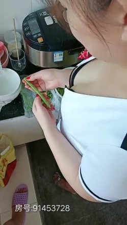 后妈好骚啊看黄片受不了勾搭在做饭的后妈，齐逼短裙摸她奶子撩她短裙，按着头让她给口交，掏出大鸡巴直接后入 截图3