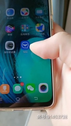 后妈好骚啊看黄片受不了勾搭在做饭的后妈，齐逼短裙摸她奶子撩她短裙，按着头让她给口交，掏出大鸡巴直接后入 截图9