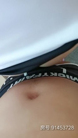 后妈好骚啊看黄片受不了勾搭在做饭的后妈，齐逼短裙摸她奶子撩她短裙，按着头让她给口交，掏出大鸡巴直接后入 截图10