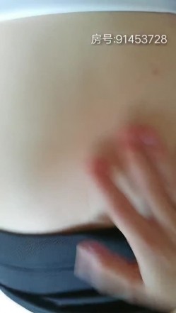 后妈好骚啊看黄片受不了勾搭在做饭的后妈，齐逼短裙摸她奶子撩她短裙，按着头让她给口交，掏出大鸡巴直接后入 截图13