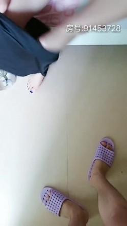 后妈好骚啊看黄片受不了勾搭在做饭的后妈，齐逼短裙摸她奶子撩她短裙，按着头让她给口交，掏出大鸡巴直接后入 截图14