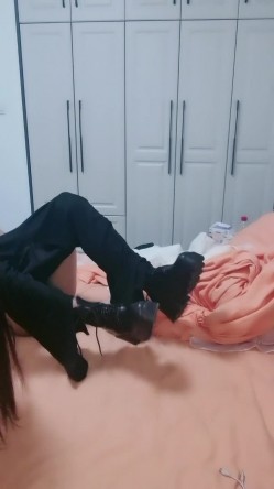 新人下海骚货！和小奶狗炮友！掏出屌猛吸，翘起屁股求操，扶屌插入骑乘位，埋头舔屌扭屁股 截图5