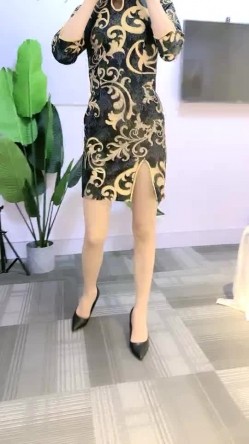 【Avove】，野战爱好者，带着炮友各地留精，最爱无毛肥逼包臀裙肉丝 截图2