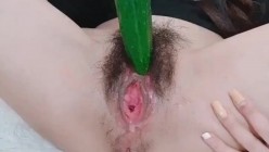 女同事让我帮忙去超市带一根黄瓜做面膜美容,结果在她手机发现这个视频,这不就是做面膜的黄瓜么 截图2