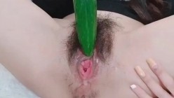 女同事让我帮忙去超市带一根黄瓜做面膜美容,结果在她手机发现这个视频,这不就是做面膜的黄瓜么 截图3