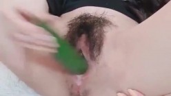 女同事让我帮忙去超市带一根黄瓜做面膜美容,结果在她手机发现这个视频,这不就是做面膜的黄瓜么 截图11