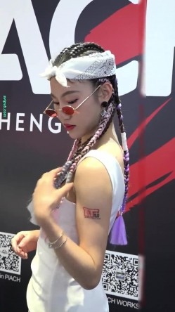 广州车展色色的摄影师各种角度 捕捉身材火爆的美女模特各种不经意间的走光 截图1