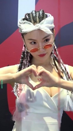 广州车展色色的摄影师各种角度 捕捉身材火爆的美女模特各种不经意间的走光 截图2